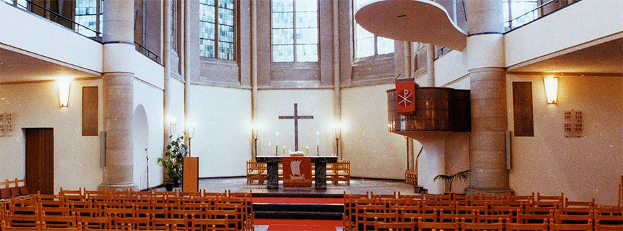 Innenansicht Altar Friedenskirche Krefeld